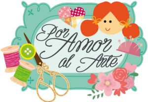 Logotipo de la tienda Por Amor al Arte, con diseño estilo vintage que incluye letras cursivas rodeadas de elementos de costura y mercería como tijeras, carretes de hilo, botones y flores.