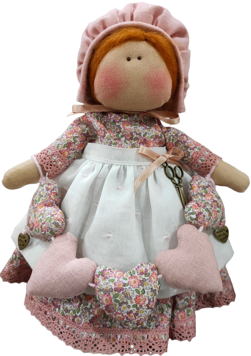 Muñeca de tela artesanal con vestido de flores, delantal blanco y gorro rosa a juego.